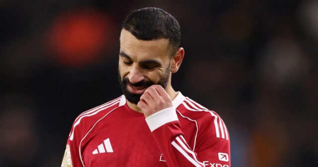 WOLVERHAMPTON, ANGLICKO - 3. marca: Mohamed Salah z Liverpoolu vyzerá skľúčene po zápase Premier League medzi Wolverhampton Wanderers a Liverpoolom v Molineux 3. marca 2026 v anglickom Wolverhamptone. (Foto: Dan Istitene/Getty Images)