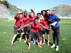 Bývalá hviezda Man United a Argentíny – ktorá raz „stratila rozum“ počas zúrivej hádky s fanúšikom – odchádza z rodinných dôvodov do dôchodku a plánuje trénerskú kariéru Sergio Romero (vpravo), na snímke v roku 2020 na tréningu so spoluhráčmi z Man United, odišiel do dôchodku