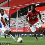 Timothy Fosu-Mensah v akcii za United proti Crystal Palace v septembri 2020