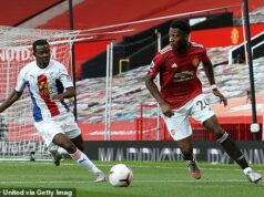 Bývalá hviezda Man United trénuje s Crystal Palace U21 ako víťaz Európskej ligy chce obnoviť kariéru v novom klube Timothy Fosu-Mensah v akcii za United proti Crystal Palace v septembri 2020