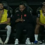 Bývalého útočníka Manchestru United nasnímali televízne kamery pomocou telefónu počas nedeľňajšej remízy 1:1 proti Flamengu, než ho oslovil tréner Corinthians.