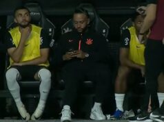 Bývalá hviezda Man United za 25 miliónov libier čelí obrovskému zákazu používania svojho TELEFÓNU počas hry podľa málo známeho pravidla Bývalého útočníka Manchestru United nasnímali televízne kamery pomocou telefónu počas nedeľňajšej remízy 1:1 proti Flamengu, než ho oslovil tréner Corinthians.