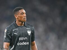 Bývalá hviezda Man United za 36 miliónov libier Anthony Martial dosiahol nové minimum, keď ho jeho najnovší klub VYHNAL kvôli záchvatu hnevu pri dotykovej čiare – a skóroval iba raz v 21 zápasoch Bývalú hviezdu Manchestru United Anthonyho Martiala vylúčil jeho klub Monterrey po tom, čo minulú nedeľu prehral jeho tím Chivas de Guadalajara 3:2.