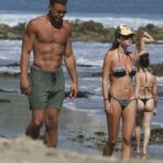 Bývalá hviezda NBA Blake Griffin predvádza svoju vymakanú postavu na pláži naplno