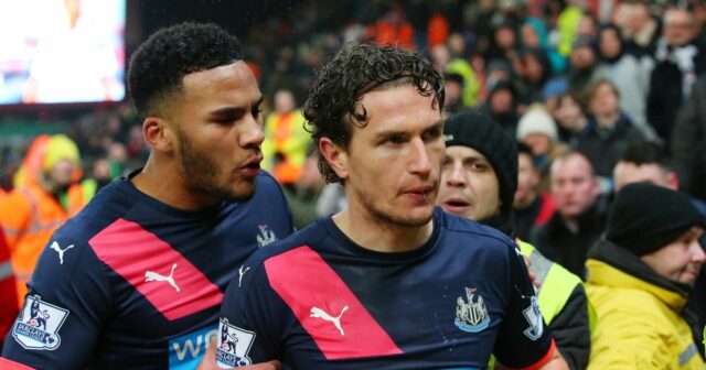 Bývalá hviezda Premier League hovorí o závislosti na kokaíne ako Daryl Janmaat v akcii za Newcastle