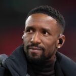 LONDÝN, ANGLICKO - 17. NOVEMBRA: Futbalový odborník na Channel Four Jermain Defoe pred zápasom európskej kvalifikácie UEFA EURO 2024 medzi Anglickom a Maltou na štadióne Wembley 17. novembra 2023 v Londýne v Spojenom kráľovstve. (Foto: Visionhaus/Getty Images)