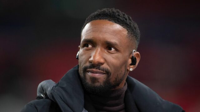 LONDÝN, ANGLICKO - 17. NOVEMBRA: Futbalový odborník na Channel Four Jermain Defoe pred zápasom európskej kvalifikácie UEFA EURO 2024 medzi Anglickom a Maltou na štadióne Wembley 17. novembra 2023 v Londýne v Spojenom kráľovstve. (Foto: Visionhaus/Getty Images)