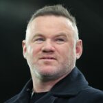 NEWCASTLE UPON TYNE, ANGLICKO – 24. FEBRUÁRA: Amazon Prime Video Vedúci Ligy majstrov UEFA Wayne Rooney sleduje zápas play-off druhej časti Ligy majstrov UEFA 2025/26 medzi Newcastle United FC a Qarabag FK v St James' Park 26. februára v Newcastle, Anglicko. (Foto: Carl Recine/Getty Images)