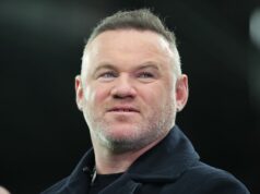 Bývalá hviezda premiérky zdvihla kryt zápasu v nočnom klube Wayna Rooneyho a vyhlásila boxerský zápas NEWCASTLE UPON TYNE, ANGLICKO – 24. FEBRUÁRA: Amazon Prime Video Vedúci Ligy majstrov UEFA Wayne Rooney sleduje zápas play-off druhej časti Ligy majstrov UEFA 2025/26 medzi Newcastle United FC a Qarabag FK v St James' Park 26. februára v Newcastle, Anglicko. (Foto: Carl Recine/Getty Images)