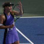 29. augusta 2024; Flushing, NY, USA; Caroline Wozniacki (DEN) bekhendom proti Renate Zarazuovej (MEX) (bez obrázku) v zápase ženskej dvojhry v štvrtý deň tenisového turnaja US Open 2024 v Billie Jean King National Tennis Center. Povinný kredit: Geoff Burke-Imagn Images