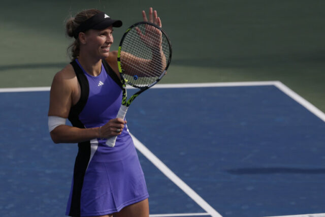 29. augusta 2024; Flushing, NY, USA; Caroline Wozniacki (DEN) bekhendom proti Renate Zarazuovej (MEX) (bez obrázku) v zápase ženskej dvojhry v štvrtý deň tenisového turnaja US Open 2024 v Billie Jean King National Tennis Center. Povinný kredit: Geoff Burke-Imagn Images