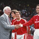 Hráč Manchestru United Neil Webb (r) zdieľa vtip s bývalým manažérom Sirom Mattom Busbym