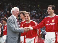 Bývalé eso z Anglicka a Man Utd bolo nútené predávať memorabílie po tom, čo pracovalo ako poštár Hráč Manchestru United Neil Webb (r) zdieľa vtip s bývalým manažérom Sirom Mattom Busbym