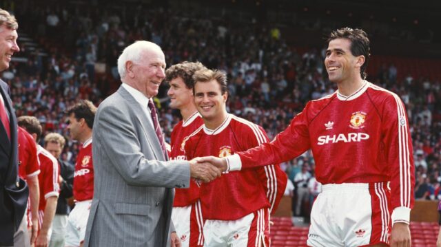 Bývalé eso z Anglicka a Man Utd bolo nútené predávať Hráč Manchestru United Neil Webb (r) zdieľa vtip s bývalým manažérom Sirom Mattom Busbym