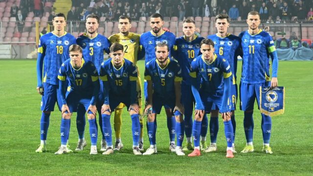 LEICESTER, ANGLICKO – 19. AUGUSTA: Manažér Leicester City Steve Cooper počas zápasu Premier League medzi Leicester City a Tottenham Hotspur na King Power Stadium 19. augusta 2024 v Leicesteri v Spojenom kráľovstve. (Foto od Plumb Images/Leicester City FC cez Getty Images)