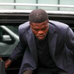 Stredopoliar Villarrealu Thomas Partey prichádza na súd v Southwarku, kde 17. septembra 2025 čelí piatim znásilneniam a jednému sexuálnemu napadnutiu troch žien v rokoch 2021 až 2022 v Londýne v Anglicku.