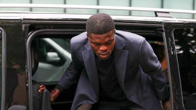 Stredopoliar Villarrealu Thomas Partey prichádza na súd v Southwarku, kde 17. septembra 2025 čelí piatim znásilneniam a jednému sexuálnemu napadnutiu troch žien v rokoch 2021 až 2022 v Londýne v Anglicku. 