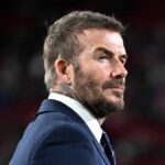 Majiteľ Wigan Athletic, Dave Whelan, sa pozerá počas zápasu Sky Bet League One medzi Wigan Athletic a AFC Wimbledon na štadióne DW 28. apríla 2018 v anglickom Wigane.