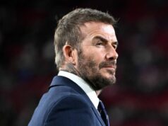 Bývalý futbalista, ktorý bol bohatší ako David Beckham, súhlasil s kúpou Man Utd, ale jeho manželka prestala obchodovať Majiteľ Wigan Athletic, Dave Whelan, sa pozerá počas zápasu Sky Bet League One medzi Wigan Athletic a AFC Wimbledon na štadióne DW 28. apríla 2018 v anglickom Wigane.