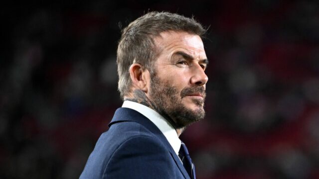 Majiteľ Wigan Athletic, Dave Whelan, sa pozerá počas zápasu Sky Bet League One medzi Wigan Athletic a AFC Wimbledon na štadióne DW 28. apríla 2018 v anglickom Wigane. 