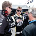 Bývalý jazdec NASCAR Chase Pistone (na obrázku v strede) zomrel vo veku 42 rokov