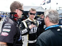 Bývalý jazdec NASCAR Chase Pistone zomrel vo veku 42 rokov, keď vzdal hold rodine so zlomeným srdcom Bývalý jazdec NASCAR Chase Pistone (na obrázku v strede) zomrel vo veku 42 rokov