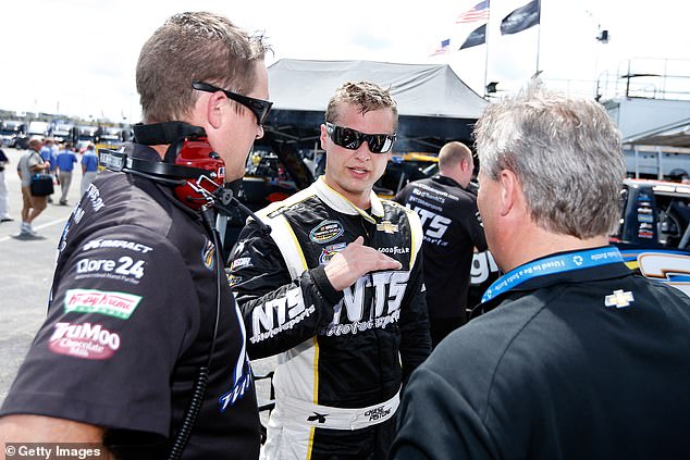 Bývalý jazdec NASCAR Chase Pistone zomrel vo veku 42 rokov, Bývalý jazdec NASCAR Chase Pistone (na obrázku v strede) zomrel vo veku 42 rokov