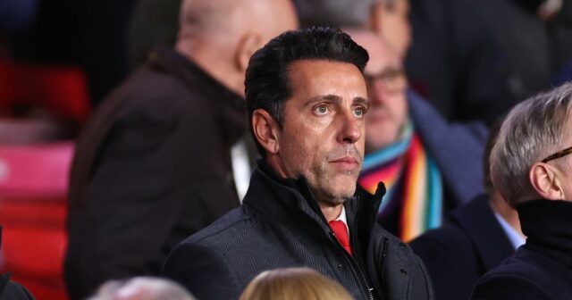 Šéf celosvetového futbalu Nottingham Forest Edu Gaspar sa prizerá počas zápasu