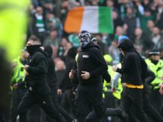 Bývalý šéf Keltov Gordon Strachan vyzýva na akciu po „opovrhnutiahodných“ násilnostiach v starej firme Rangers Ultras vtrhli na ihrisko