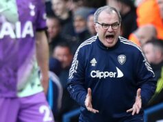 Bývalý šéf Premier League prezrádza, prečo sa „držia ďaleko“ od bývalého klubu LEEDS, ANGLICKO – 26. FEBRUÁRA: Marcelo Bielsa, hlavný tréner/manažér Leeds United počas zápasu Premier League medzi Leeds United a Tottenhamom Hotspur na Elland Road 26. februára 2022 v Leedse v Spojenom kráľovstve. (Foto: Robbie Jay Barratt - AMA/Getty Images)
