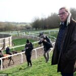 Harry Redknapp hovorí, že plánuje zostať v Cheltenhame, aj keď mu Tottenham zavolá