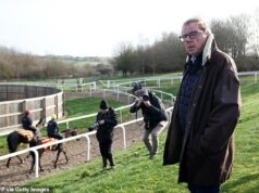 Bývalý šéf Tottenhamu Harry Redknapp sa obáva, že „zúfalá“ stará strana „by mohla byť favoritom“ pre nepredstaviteľný zostup a reaguje na výzvy, aby ich zachránil Harry Redknapp hovorí, že plánuje zostať v Cheltenhame, aj keď mu Tottenham zavolá