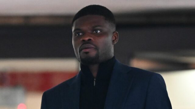 LONDÝN, SPOJENÉ KRÁĽOVSTVO - 17. SEPTEMBER: Záložník Villarrealu Thomas Partey prichádza, aby sa postavil pred súd Southwark Crown Court v rokoch 2021 až 2022 v Londýne, Anglicko, kde 17. septembra 2025 čelil piatim znásilneniam a jednému sexuálnemu napadnutiu troch žien.