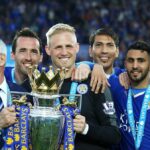 Kasper Schmeichel sa prizerá počas zápasu Celticu