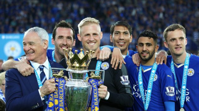 Kasper Schmeichel sa prizerá počas zápasu Celticu