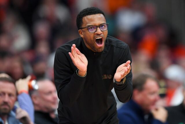 Basketbal NCAA: Miami (FL) v Syrakúzach