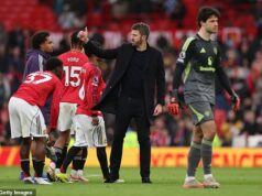 CHRIS WHEELER: Ak Michael Carrick splní túto jednu podmienku, musí dostať trvalé miesto v Man United Bude neuveriteľne ťažké presvedčiť fanúšikov, že poďakovať Carrickovi za jeho služby a potom priviesť iného hlavného trénera je dobrý nápad.