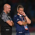 Cameron Toshack, syn Johna, (vľavo), ktorý je číslo 2 pre Marka Jacksona v thajskom klube Buriram United