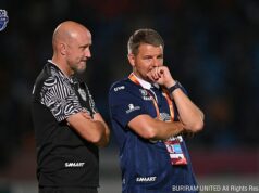 Cameron Toshack o živote v blízkosti sopky, razí cestu v Thajsku – a srdcervúcom zdravotnom stave jeho otca, legendy Liverpoolu a Walesu Johna Cameron Toshack, syn Johna, (vľavo), ktorý je číslo 2 pre Marka Jacksona v thajskom klube Buriram United