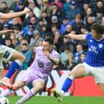 Dom Jefferies z Lincoln City strelil druhý gól svojho tímu počas zápasu Sky Bet League One medzi Cardiff City a Lincoln City na štadióne Cardiff City 7. marca