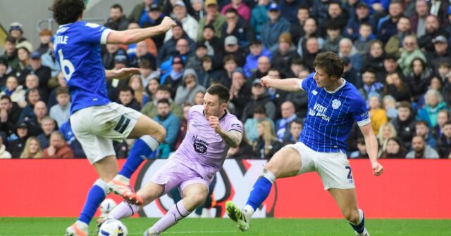 Dom Jefferies z Lincoln City strelil druhý gól svojho tímu počas zápasu Sky Bet League One medzi Cardiff City a Lincoln City na štadióne Cardiff City 7. marca