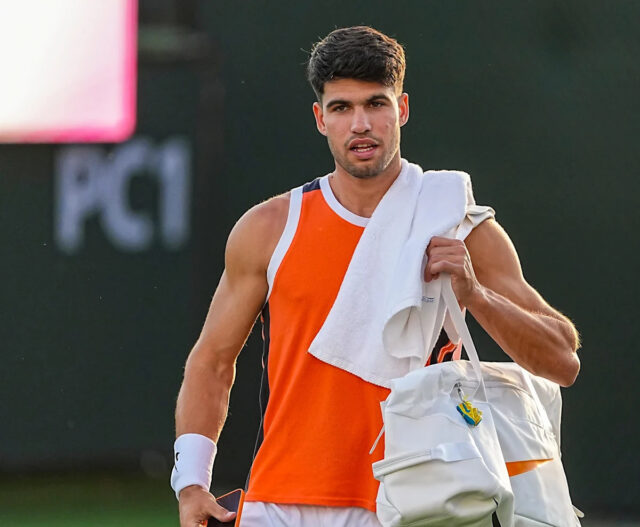 Carlos Alcaraz prichádza na cvičné ihriská počas BNP Paribas Open v Indian Wells, Kalifornia, v stredu 4. marca 2026.