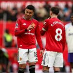 Casemiro sa rozpráva s Brunom Fernandesom počas zápasu Manchestru United