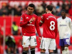 Casemiro hovorí šéfom Man Utd, kto by mal byť jeho náhradou – a Bruno Fernandes to schvaľuje Casemiro sa rozpráva s Brunom Fernandesom počas zápasu Manchestru United