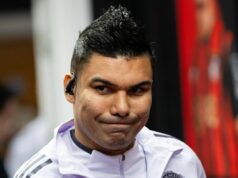 Casemiro otvára prestupové rozhovory po rozhodnutí o zmluvnej klauzule s Man Utd BOURNEMOUTH, ANGLICKO - 20. marca: Casemiro z Manchestru United pricestuje pred zápasom Premier League medzi Bournemouthom a Manchestrom United na Vitality Stadium 20. marca 2026 v anglickom Bournemouthe. (Foto: Ash Donelon/Manchester United cez Getty Images)
