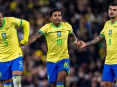 Casemiro sa možno chystá opustiť Man Utd ako posledný darček na rozlúčku Casemiro z Brazílie (vľavo) a Bruno Guimarães z Brazílie (vpravo) pomáhajú Rodrygovi z Brazílie (C) počas medzinárodných priateľských stretnutí medzi Brazíliou a Senegalom na Emirates Stadium