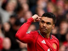 Casemiro „kontaktoval prestup, ktorý porušuje pravidlá“ po dohode z Man Utd Casemiro oslavuje strelenie gólu pre Manchester United tým, že ukazuje svoj pravý ukazovák na stranu čela s prísnym výrazom na tvári.