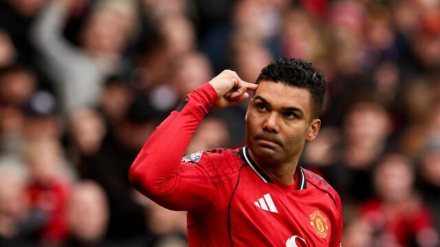 Casemiro „kontaktoval prestup, ktorý porušuje pravidlá“ po dohode z Man Casemiro oslavuje strelenie gólu pre Manchester United tým, že ukazuje svoj pravý ukazovák na stranu čela s prísnym výrazom na tvári.
