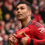 Brazílsky stredopoliar Manchestru United #18 Casemiro oslavuje po strelení prvého gólu tímu počas futbalového zápasu anglickej Premier League medzi Manchestrom United a Aston Villa na Old Trafford v Manchestri na severozápade Anglicka 15. marca 2026.