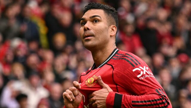 Casemiro „premýšľa“ o otočke Man Utd, postoj Michaela Carricka, klauzula Brazílsky stredopoliar Manchestru United #18 Casemiro oslavuje po strelení prvého gólu tímu počas futbalového zápasu anglickej Premier League medzi Manchestrom United a Aston Villa na Old Trafford v Manchestri na severozápade Anglicka 15. marca 2026.